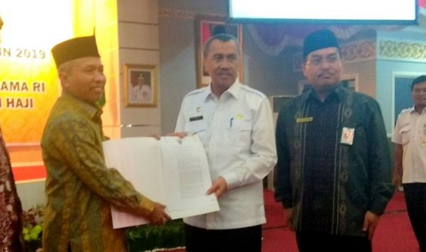 Gubernur Riau, Syamsuar terima SK Embarkasi Haji Antara untuk Riau dari Kemenag RI