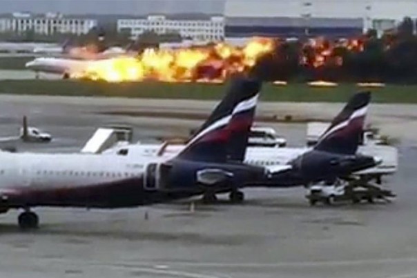 Pesawat Sukhoi Superjet 100 Rusia mendarat darurat dan terbakar di Moskow, Minggu. 