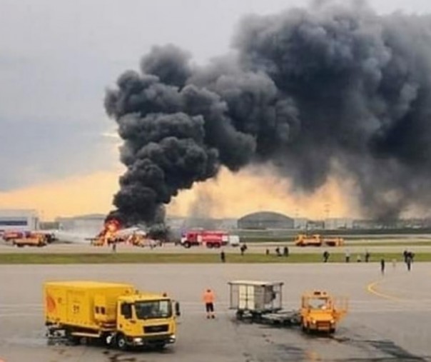 Situasi saat pesawat Aeroflot terbakar di bandara Moskow. Foto: Reuters.