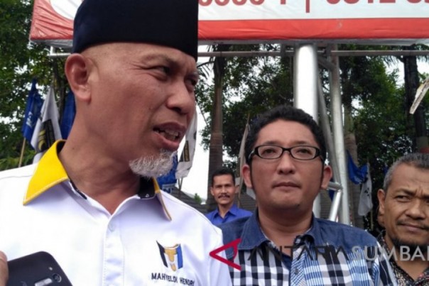 Mahyeldi dan Hendri Septa saat sebuah acara beberapa waktu lalu. 