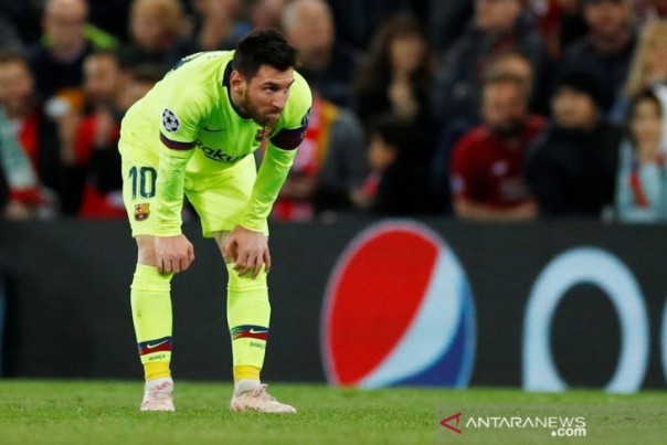 Pemain bintang Barcelona, Lionel Messi tertunduk lesu usai disingkirkan Liverpool, Rabu dini hari. 