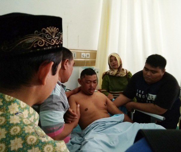 Kondisi Hatta Zailiyus yang terbaring lemah di ranjang RSUD Arifin Achmad akibat penyakit misterius, Rabu (8/5/2019). Foto: Surya/Riau1.