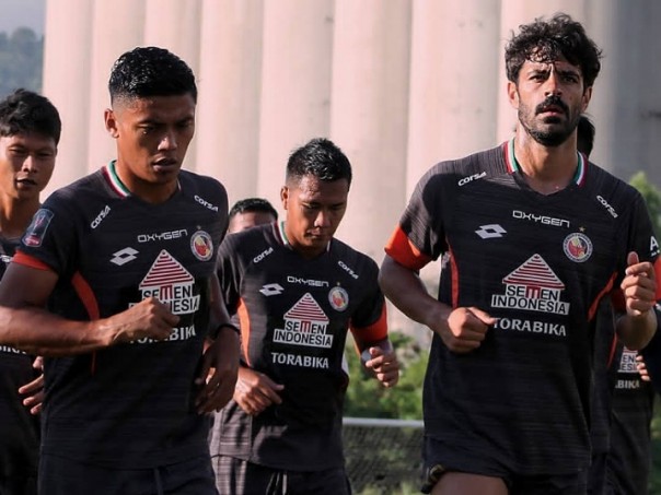 Skuad Semen Padang FC berlatih sore hari selama puasa di lapangan mess Semen Padang