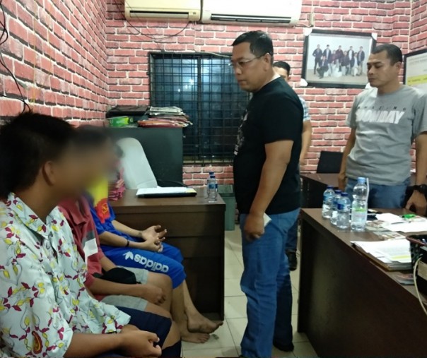 Direktur Reskrimum Polda Riay Kombes Hadi Poerwanto tengah menanyai ketiga remaja yang diduga terlibat penganiayaan terhadap korban (Riau1)