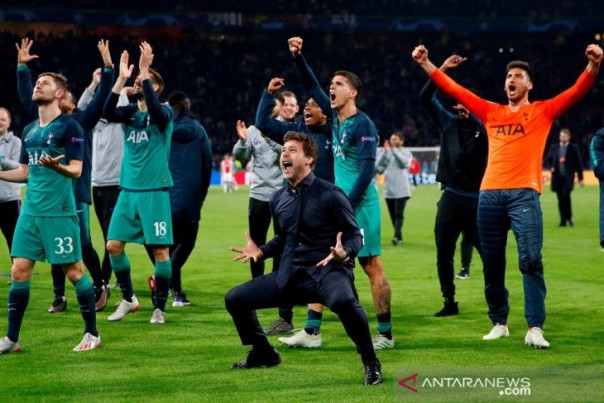Ekspresi kegembiraan pelatih Tottenham Hotspur dan pemainnya usai mengalahkan Ajax 3-2, Kamis. 