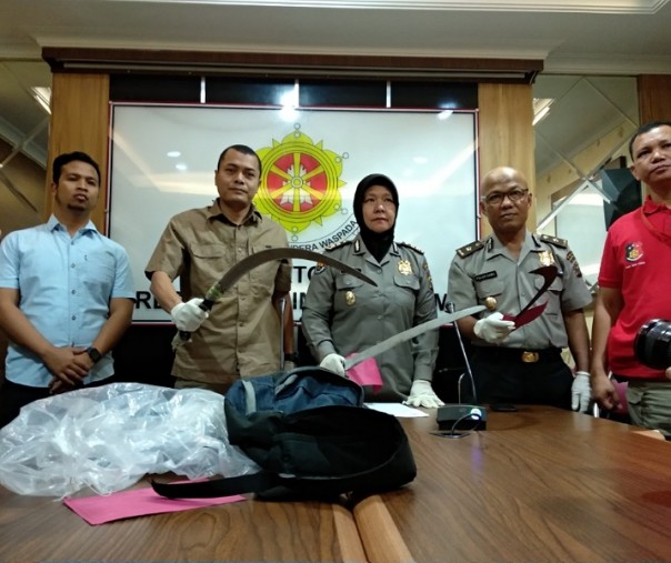 AKBP Mohammad Kholid saat menunjukkan barang bukti senjata tajam yang disita dari kelompok geng motor Warlex (Foto: Riau1)