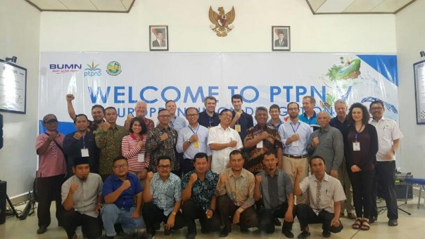 Delegasi Negara Uni Eropa dan Diretur Operasional PTPN V Balaman Tarigan serta petani kebun sawit di Tandun, Riau, Kamis. 