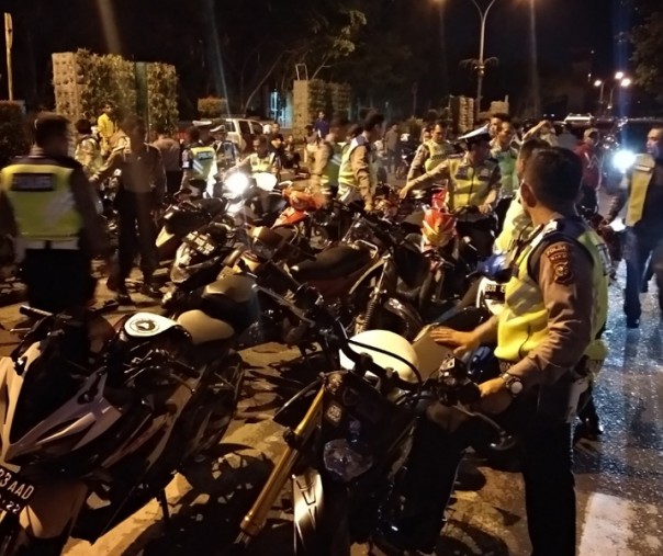 Ratusan sepeda motor terjaring dalam razia, Jumat malam di Pekanbaru (Foto/ Riau1)