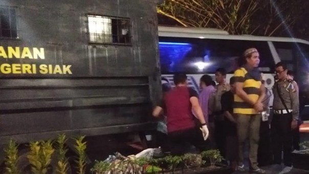 Puluhan narapidana Rutan Klas II A Siak tiba di Rutan Sialang Bungkuk Pekanbaru