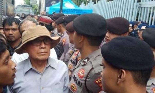 Mantan Kepala Komando Cadangan Strategis Angkatan Darat Mayjen TNI (Purn) Kivlan Zen (pakai topi) saat mengikuti aksi unjuk rasa di Kantor Bawaslu beberapa waktu lalu