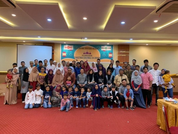 Keluarga besar Swastika dan Riau24 Group foto bersama usai buka bersama dan bagi-bagi THR, Sabtu malam (foto: dok/riau24group)