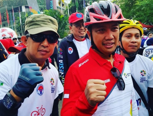 Kepala Dispora Kota Pekanbaru, Zulfahmi Adrian bersama Menpora RI, Imam Nahrawi pada event Sepeda Nusantara 2018 lalu