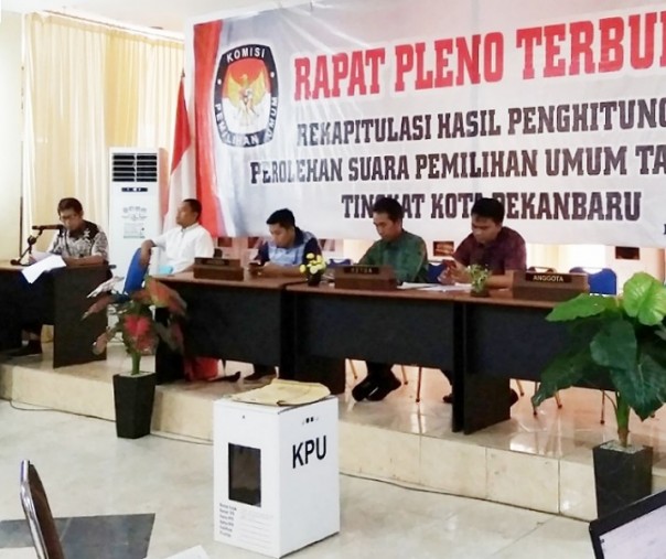 Rapat pleno terakhir KPU Pekanbaru, Jumat (10/5/2019). Foto: Surya/Riau1.com.