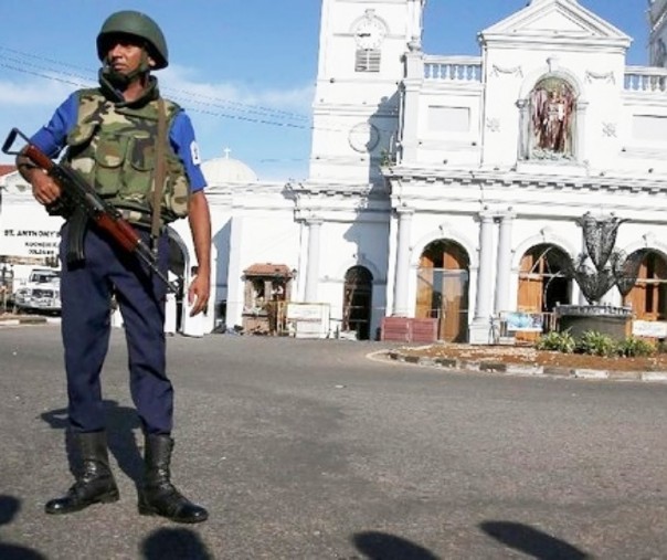 Seorang petugas keamanan Sri Lanka sedsng berjaga di salah satu gereja. Foto: Reuters.