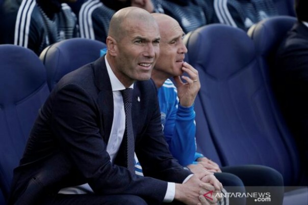 Ekspresi pelatih Real Madrid Zinedine Zidane usai timnya tersungkur 1-3 di kandang Real Sociedad, Senin. 