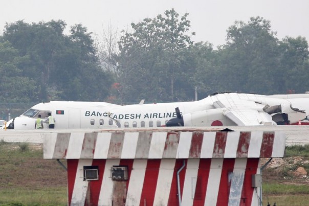 Pesawat Biman Bangladesh Airlines keluar dari landasan pacu di Yangon, Myanmar, Rabu lalu. 