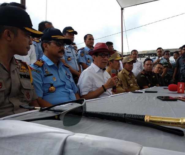 Yasonna menggelar jumpa pers disela-sela peninjauannya ke Rutan Kabupaten Siak, Senin siang (Foto:Riau1)