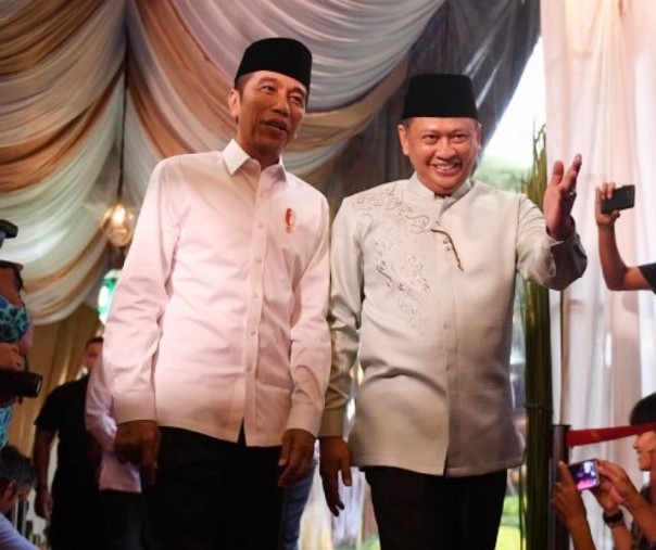 Presiden Joko Widodo (kiri) dipersilahkan oleh Ketua DPR Bambang Soesatyo (kanan) setibanya di rumah dinas ketua DPR untuk berbuka puasa bersama. Foto: Antara.