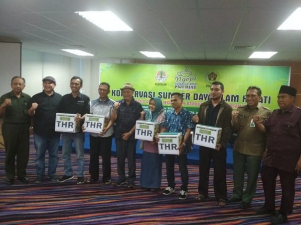 Bagi-bagi doorprize dalam kegiatan Ngobrol Pintar PWI Riau Bersama KLHK RI di Graha Pena Riau (foto: dok/riau24group)