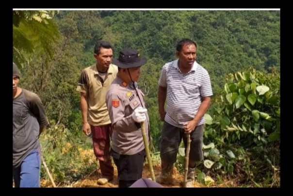 Petugas dan warga mencari korban tertimbun tanah longsor di Bogor, Senin. 