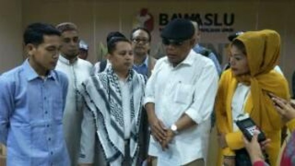 Eggi Sudjana berkaca mata hitam sebelah kanan beberapa waktu lalu di Bawaslu.