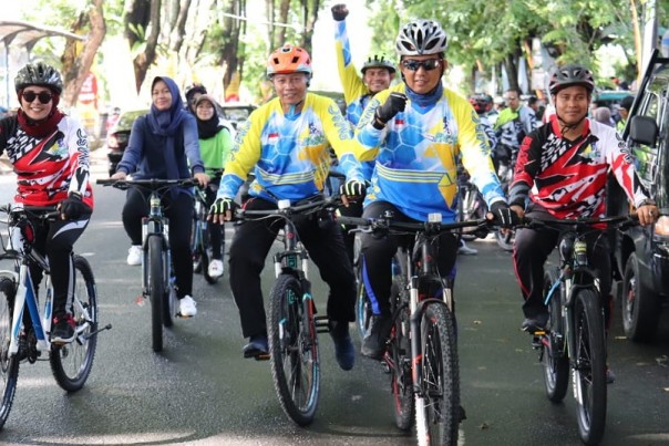 Kepala Dispora Kota Pekanbaru, Zulfahmi Adrian saat mengikuti Gowes Nusantara 2019 di Kota Padang beberapa waktu lalu