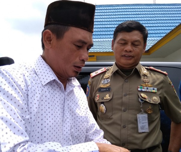 Ketua FPI Pekanbaru M Husni Thamrin bersama Kasatpol PP Pekanbaru Agus Pramono. Foto: Surya/Riau1.