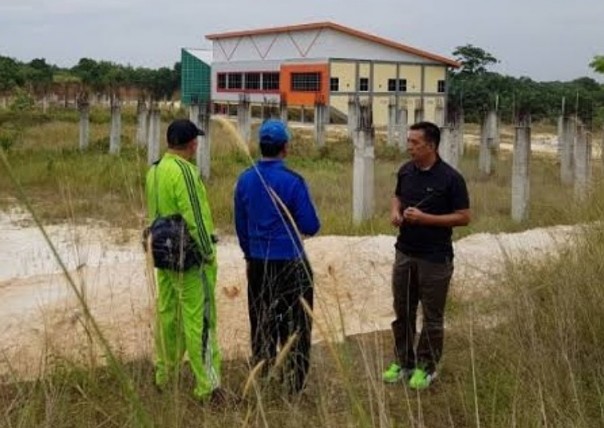 Kepala Dispora Kota Pekanbaru, Zulfahmi Adrian meninjau kawasan Pekanbaru Sport Center di Kecamatan Tenayan Raya Pekanbaru