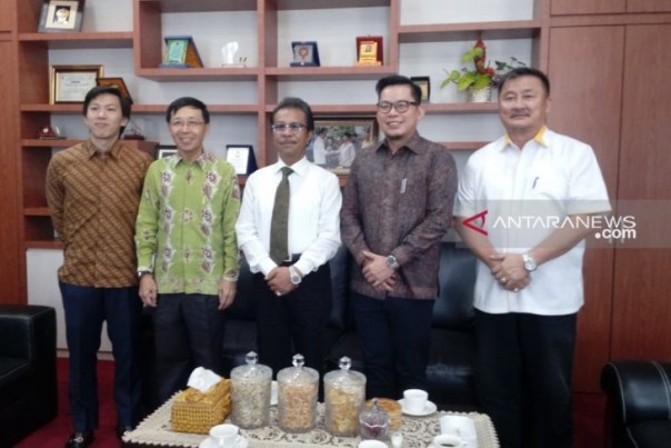 Ketua DPRD Provinsi Kepri, Jumaga Nadeak di tengah.
