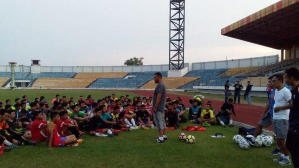 Latihan perdana sekaligus seleksi pemain PSPS Riau untuk Liga 2 musim 2019 di Stadion Kaharuddin Nasution Rumbai Pekanbaru
