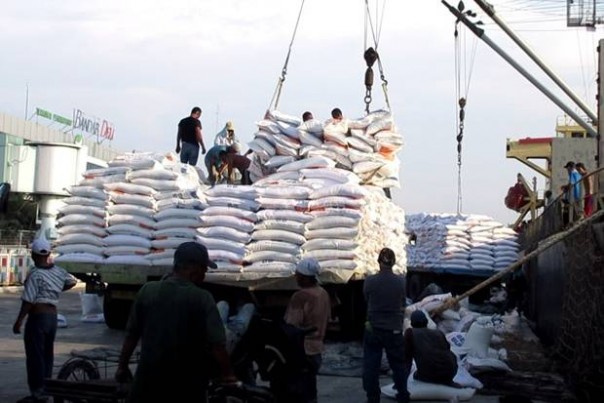 Ilustrasi petugas membongkar beras impor dari luar negeri di sebuah pelabuhan. 