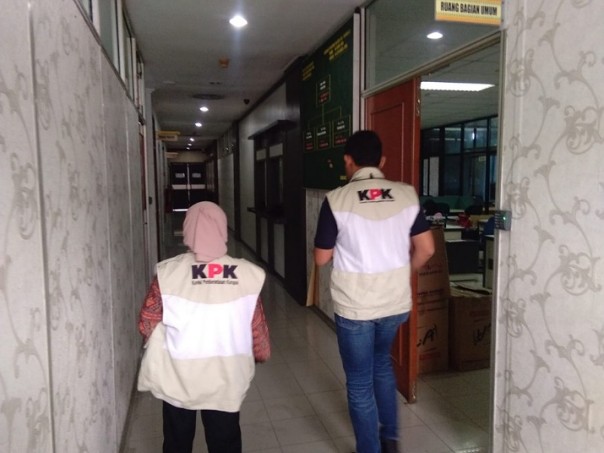 Penyidik KPK menggeledah Kantor Bupati Bengkalis