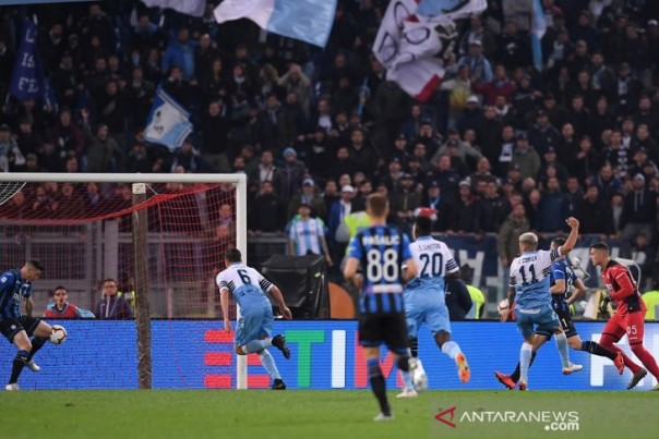 Pemain Lazio Joaquin Correa saat mencetak gol ke gawang Atalanta, Kamis. 