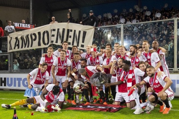 Pemain dan pelatih Ajax mengangkat Trofi Liga Belanda, Kamis. 