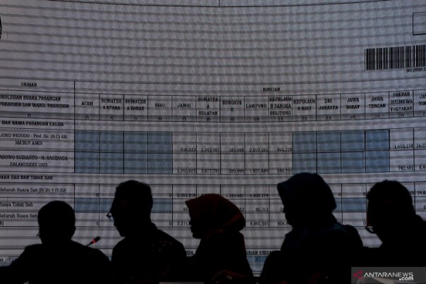 Petugas saat rekapitulasi suara di KPU, Rabu. 