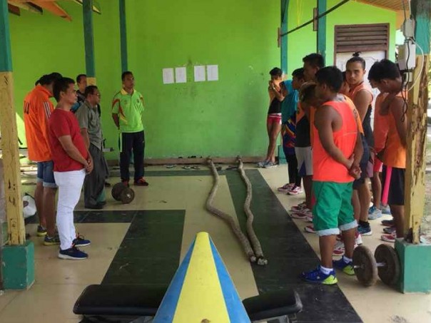 Ketua KONI Riau, Emrizal Pakis saat meninjau kesiapan atlet dragon boat Riau di Danau Buatan Rumbai Pekanbaru