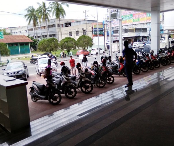 Kawasan parkir milik Mulia Department Store di Jalan Harapan Raya. Foto: Surya/Riau1.