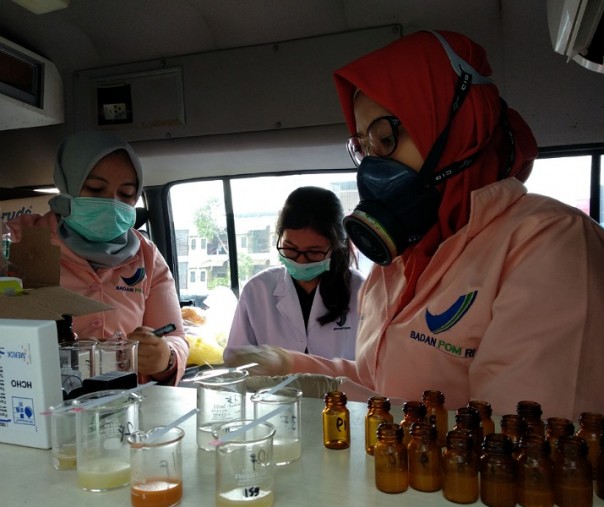 Tim BBPOM Pekanbaru tampak melakukan uji sampel makanan dan jajanan di Pekanbaru, Kamis sore (Foto:Riau1)
