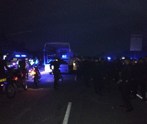 Tampak puluhan aparat kepolisian berjaga-jaga di lokasi tawuran. Saat ini kondisi sudah kondusif (Foto: Riau1).