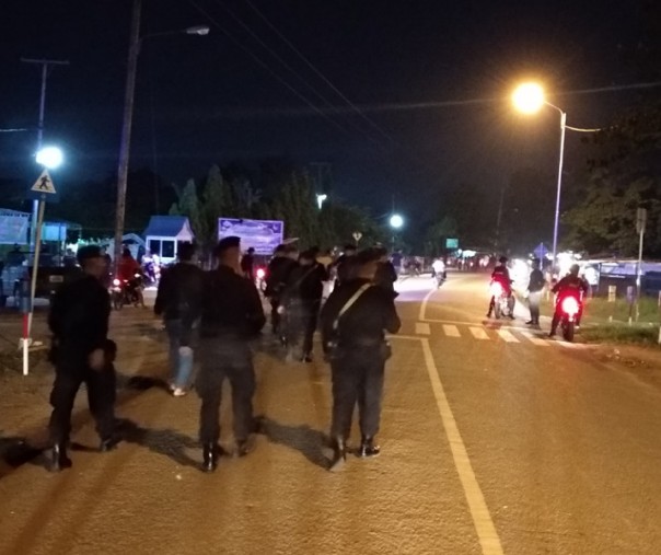 Polisi saat menyisir daerah Bomlama Pekanbaru (Foto: Riau1)