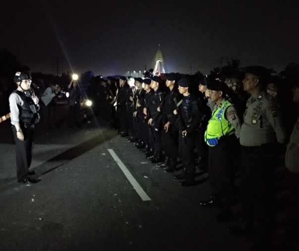 Kapolresta Pekanbaru Kombes Susanto saat memimpin sterilisasi area tawuran, dekat Jembatan Siak IV pada Kamis malam (Foto:Riau1)