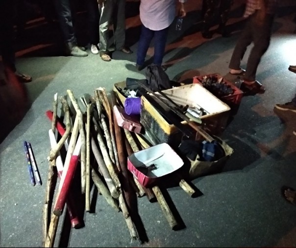Barang bukti kayu, senjata tajam hingga molotov yang diamankan polisi pasca tawuran di Jembatan Siak IV Pekanbaru (riau1)