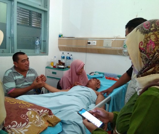Hatta, saat didamping kedua orang tuanya, masih menjalani perawatan di RSUD Arifin Achmad Pekanbaru. Foto: Surya/Riau1.