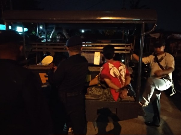 Sejumlah pemuda yang terlibat tawuran di Kecamatan Rumbai Pesisir Kamis malam tadi diamankan aparat kepolisian
