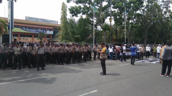 Ratusan aparat kepolisian berjaga di Gerbang Kantor KPU Riau (foto: barkah/riau1.com)