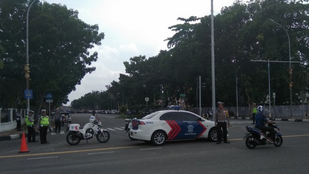 Satlantas Polresta Pekanbaru menutup akses menuju Jalan Gajahmada di persimpangan Jalan Diponegoro Pekanbaru (foto: barkah/riau1.com)