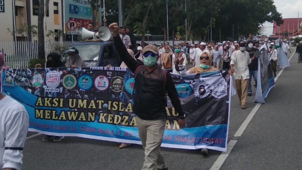 Ratusan massa tergabung dalam GMMK Riau menggelar aksi di Kanto KPU Riau (foto: barkah/riau1.com)