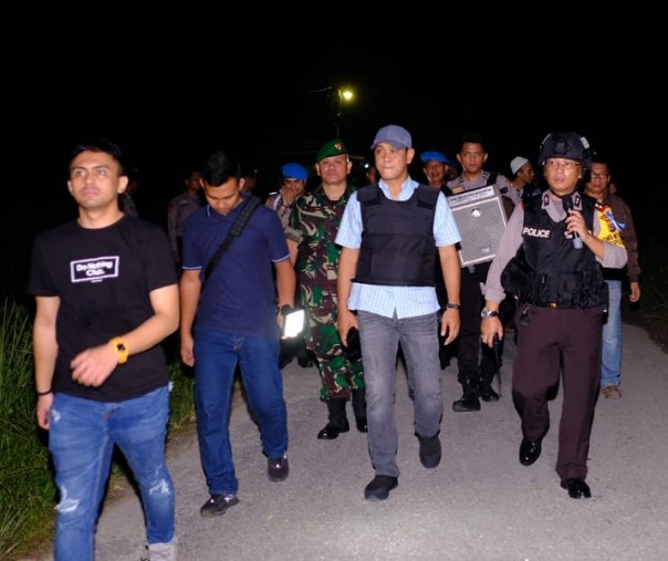 Polresta Pekanbaru dan Dandim bersama jajarannya saat mensterilkan lokasi tawuran di Kecamatan Rumbai Pesisir, Kamis malam