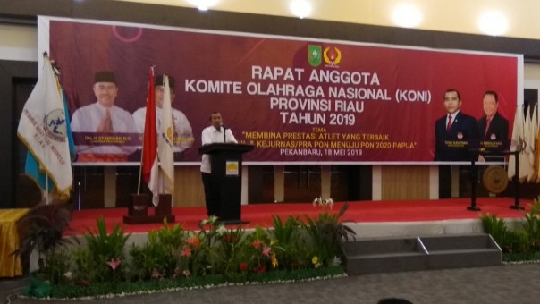 Gubernur Riau, Syamsuar saat menghadiri Rapat Anggota Tahunan KONI Riau di Hotel Grand Suka Pekanbaru (foto: barkah/riau1.com)