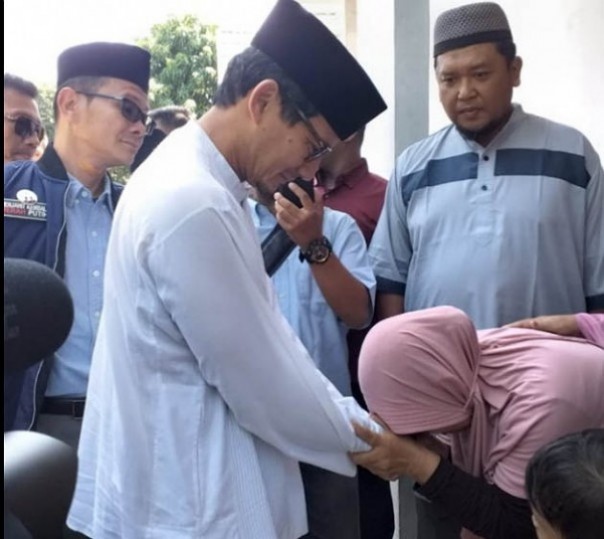 Cawapres nomor urut 02, Sandiaga Salahuddin Uno berkunjung ke rumah keluarga almarhum Hazairin, Ketua KPPS Pekanbaru
